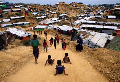Un grupo de niños rohingya se deslizan por la carretera del campo de refugiados en Balu Khali, cerca de Cox's Bazar (Bangladés).