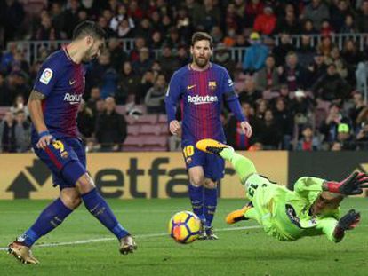 El Barça golea al Deportivo con una exhibición de juego de Iniesta y Leo, plasmada en los goles de Luis Suárez y Paulinho y hasta cinco remates a los postes