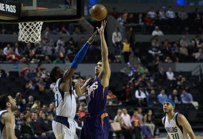 Los Phoenix Suns y los Dallas Mavericks se enfrentan en la Arena Ciudad de México.