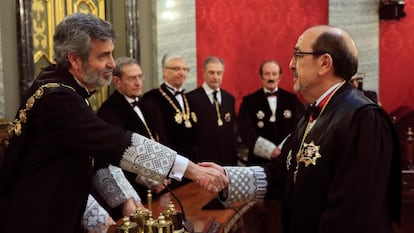 Carlos Lesmes felicita al magistrado de la Sala de lo Contencioso-Administrativo del Tribunal Supremo Javier Borrego, durante el acto de toma de posesión de este, en 2018.