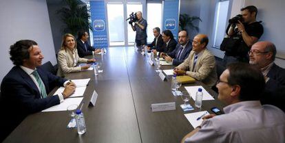 Reunión de los representantes sindicales de la función publica con Cospedal y Floriano en la sede del PP.