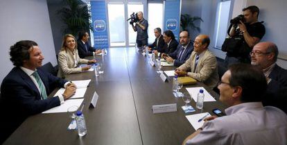 Reuni&oacute;n de los representantes sindicales de la funci&oacute;n publica con Cospedal y Floriano en la sede del PP. 