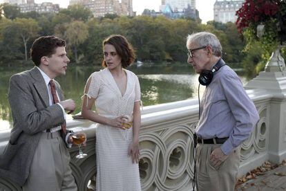 Els actors Jesse Eisenberg i Kristen Stewart i el director Woody Allen, en el rodatge de 'Café Society'.