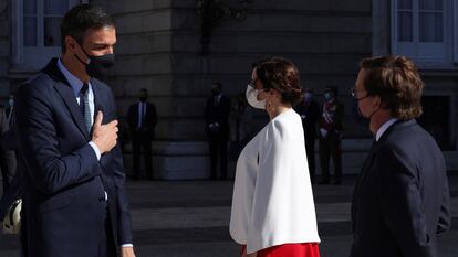 El presidente del Gobierno, Pedro Sánchez, el alcalde de Madrid, José Luis Martínez Almeida y la presidenta de la Comunidad de Madrid, Isabel Díaz Ayuso, durante el acto organizado con motivo del Día de la Fiesta Nacional.