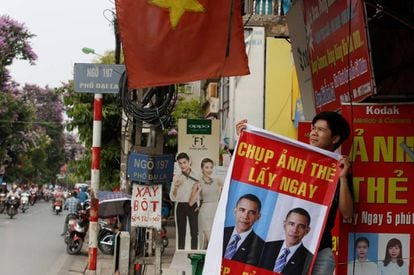 Un vietnamita, con un cartel de Obama en Hanoi.