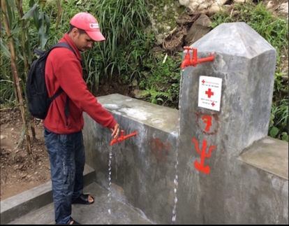 Una de las fuentes de agua reconstruidas en Nepal.