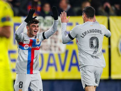 Pedri y Lewandowski celebran el gol del Barcelona ante el Villarreal.