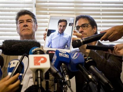 James Hamilton (i.), y José Andrés Murillo, con Juan Carlos Cruz conectado a través de una tableta, ante la prensa.