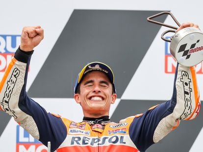 Marc Márquez celebra su victoria en el podio, este domingo en Hohenstein-Ernstthal (Alemania).