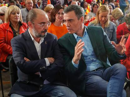 El presidente del Gobierno, Pedro Sánchez, y el presidente del Ejecutivo de Aragón, Javier Lamban, participan en un acto de campaña en Zaragoza, el pasado 14 de mayo. 
