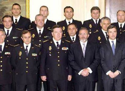 Los altos mandos policiales del Gobierno del PP, en abril de 2004, cuando Ángel Acebes (abajo a la derecha) ya era ministro en funciones.
