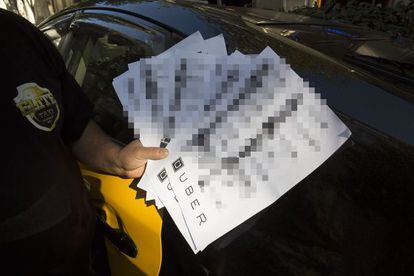 La asociación de taxistas Élite de Barcelona muestra su ‘censo’ de conductores de Uber.