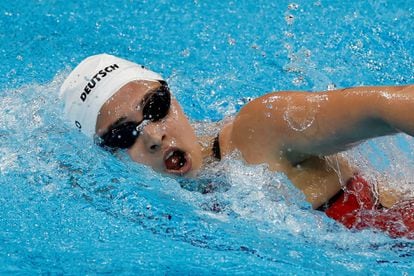 La argentina Delfina Pignatiello compite en la prueba de 1500 metros estilo libre femeninos de natación durante los Juegos Olímpicos 2020.