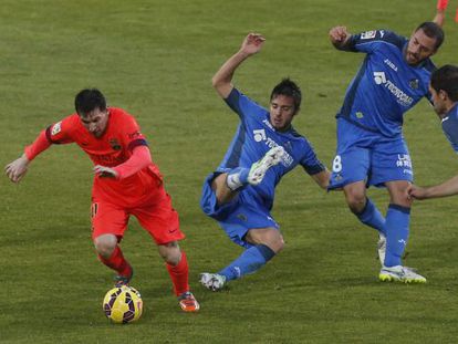 Lionel Messi controla la pilota envoltat de jugadors del Getafe.