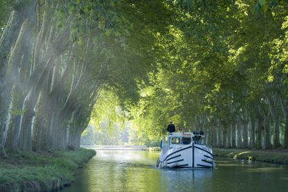 Una barcaza navegando por el canal du Midi, el más largo de Francia. 
