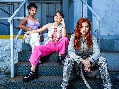 De izquierda a derecha, Tai Fati, Andrea Ros y Mirela Balic, las protagonistas de la serie 'Zorras', a finales de junio en la sede de Atresmedia, en San Sebastián de los Reyes (Madrid).