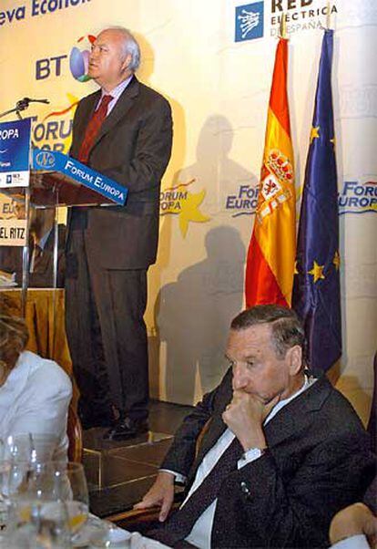 El ministro Miguel Ángel Moratinos, durante su intervención en el Foro Nueva Economía. En primer término, el embajador de Israel, Víctor Harel.
