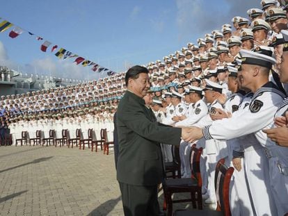 El presidente chino, Xi Jinping, saluda a marinos en el puerto de Sanya, en la provincia meridional de Hainan, el pasado 17 de diciembre.