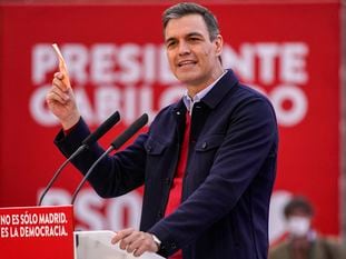 En la foto, Pedro Sánchez muestra la papeleta del PSOE, en el mitin de cierre de la campaña del 4-M, en el barrio madrileño de Entrevías. En el vídeo, la evolución del discurso electoral de los candidatos a la Comunidad