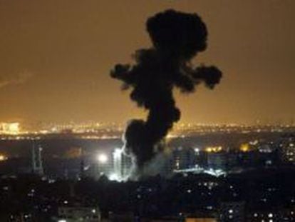 Columnas de humo tras un ataque israel&iacute; este s&aacute;bado en Gaza.