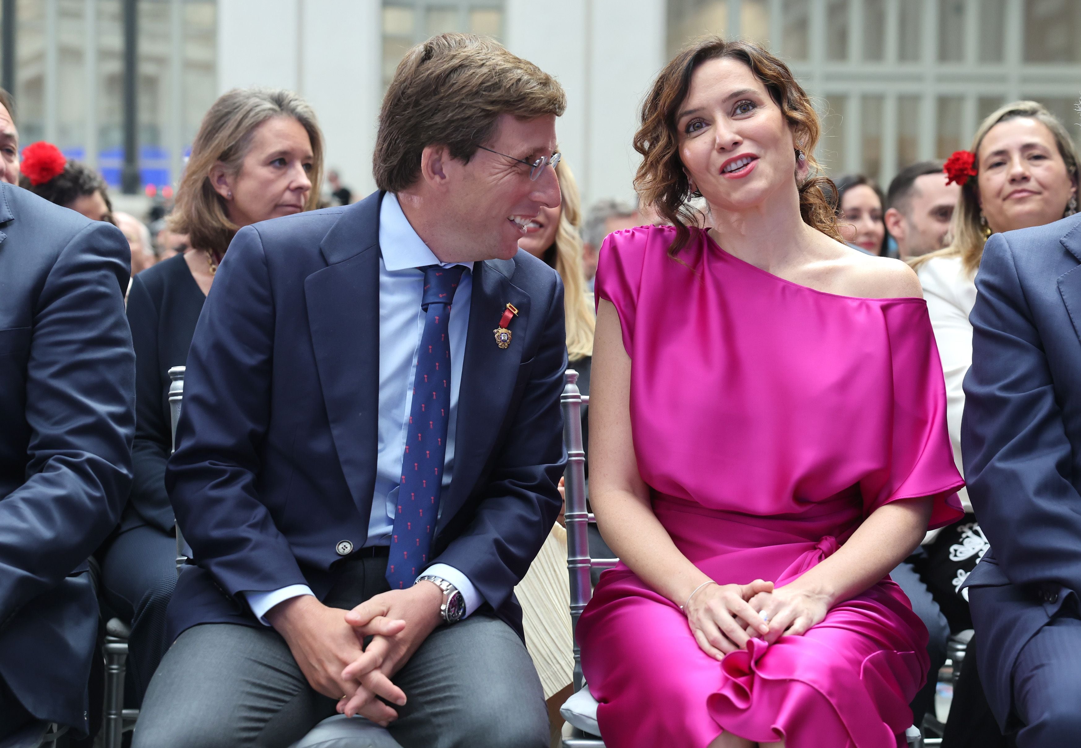 El alcalde de Madrid, José Luis Martínez Almeida (izquierda) junto a la presidenta de la Comunidad, Isabel Díaz Ayuso, durante la entrega de las Medallas de Honor y de Madrid del Ayuntamiento con motivo de la festividad de San Isidro, el 15 de mayo en el Palacio Cibeles de Madrid.