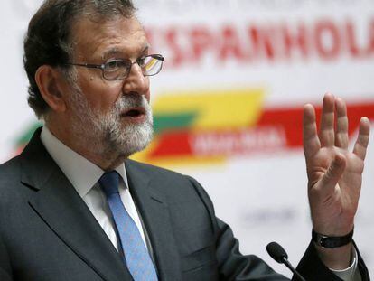 El presidente del Gobierno Mariano Rajoy, durante su intervenci&oacute;n durante la reuni&oacute;n del foro empresarial en la segunda jornada de la XXIX Cumbre Luso-Espa&ntilde;ola, en Vila Real, esta ma&ntilde;ana en Portugal. EFE/Lavandeira jr