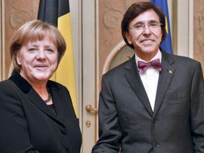 El primer ministro belga, Elio di Rupo (derecha), saluda a la canciller alemana Angela Merkel.