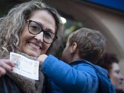 Guadalupe Padilla mostra el dècim premiat amb el segon premi.