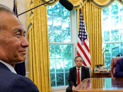 El vicepresidente chino, Liu He, durante su reunión con el presidente de EE UU, Donald Trump.