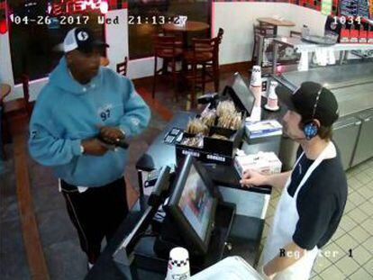 El vídeo muestra la reacción del dependiente mientras el ladrón le apunta con un arma