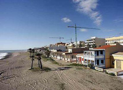Viviendas en el dominio público sobre la playa de Nules en Castellón.