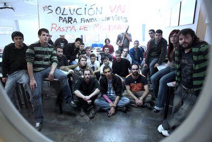 Alumnos encerrados desde el pasado jueves en el centro de la Fundación Virtus de Puertollano (Ciudad Real).