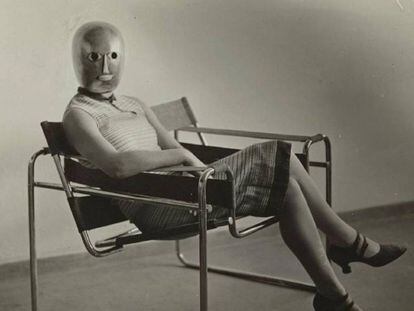 Una mujer con una máscara teatral, de Oskar Schlemmer, sentada en la silla Wassily, de Marcel Breuer, hacia 1926.