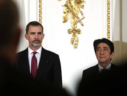 El rey Felipe VI junto a Shinzo Abe en una ceremonia de intercambio de acuerdos entre Espa&ntilde;a y Jap&oacute;n.