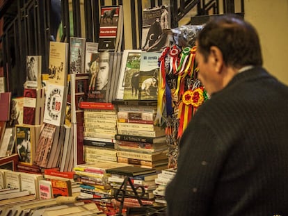 Matías Vegas, junto a su librería portátil de  Las Ventas.