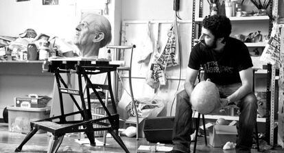 El artista Eugenio Merino trabajando en su estudio.