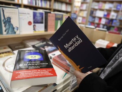 Un hombre toma un libro de filosofía en la la librería Antonio Machado de Madrid.
