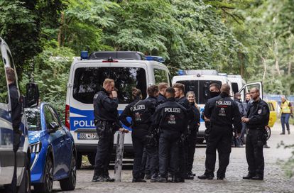 Policías de Berlín durante la búsqueda de un animal salvaje el viernes por la mañana.