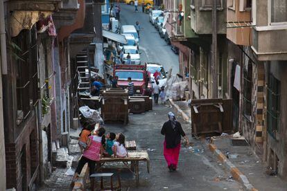 Muchas familias viven de la recogida de residuos y el reciclado de todo tipo de objetos. En la foto, vista de una de las empinadas calles del barrio de Tarlabasi.