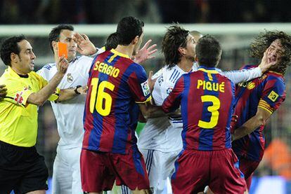 La impotencia de los jugadores blancos se refleja al final del partido en el lateral andaluz, que pierde los nervios y acaba expulsado.