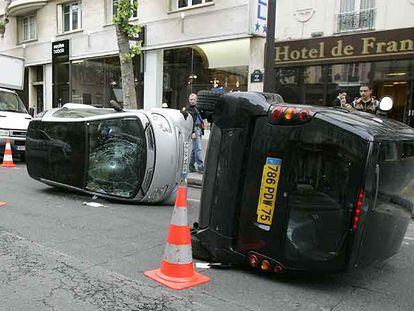 Coches volcados en París