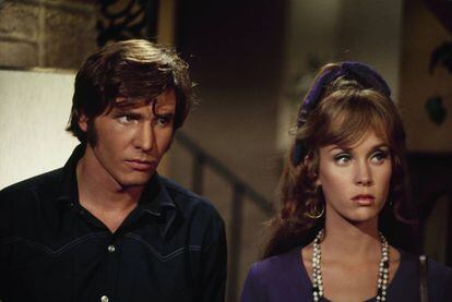 Harrison Ford con la actriz Jenny Sullivan en una escena de la serie 'Amor a la americana', en la que tuvo un papel episódico en 1969.