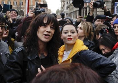 Asia Argento, a la izquierda, con Rose McGowan en una manifestación en Roma el pasado marzo.