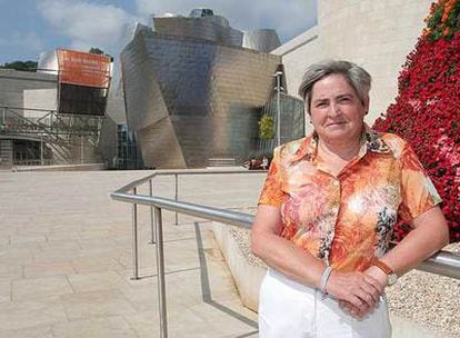 La paciente Cristina Basoa, de 63 años, delante del museo Guggenheim de Bilbao, donde reside.