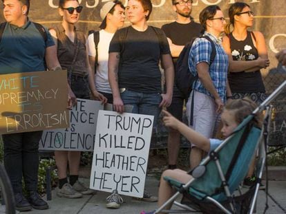 Manifestantes antisupremacistas en Pensilvania con esl&oacute;ganes como &quot;la supremac&iacute;a blanca es terrorismo&quot; o &quot;Trump mat&oacute; a Heather Heyer&quot; en referencia a la v&iacute;ctima de Charlottesville.