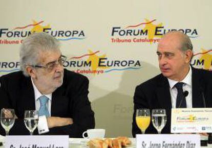 El ministro del Interior, Jorge Fernández Díaz (d), junto al presidente del grupo Planeta, José Manuel Lara, en Barcelona. EFE/Archivo