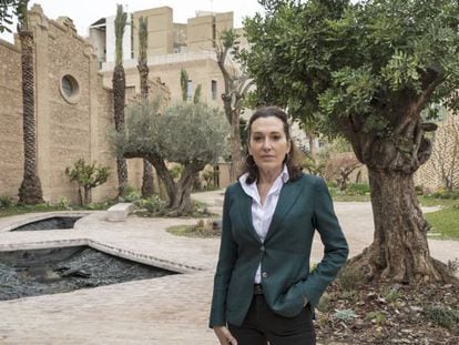 Cristina Iglesias, ante su escultura que se abre en el suelo del nuevo jardín de Bombas Gens, en Valencia. En vídeo, Cristina Iglesias reflexiona sobre su obra.