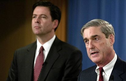 Comey y Mueller en 2004 cuando el primero trabajaba en el Departamento de Justicia y el segundo en el FBI