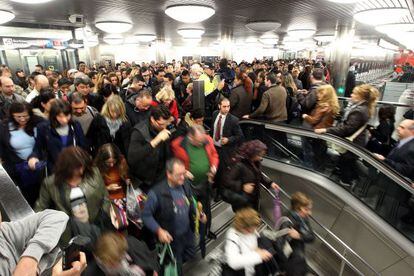 Nueva jornada de huelga en el metro en Barcelona, imagen de la estación de La Sagrera.