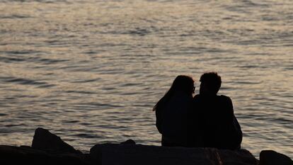 En el amor romántico inicial, el cerebro produce sustancias estimulantes, como la feniletilamina o la dopamina, que provocan euforia, motivación y pasión de los enamorados.